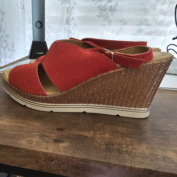 Red Sandals - Picture 2 of 4